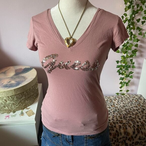 💕BUNDLE WITH SOMETHING ELSE FOR A BIGGER DISCOUNT💕Guess Sequin Spell-Out Tee - Picture 1 of 7
